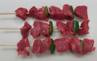 2 brochettes  boeuf de pays