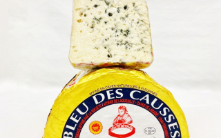 Carré d'Aurillac : fromage à la pâte persillée. – Les Saveurs du Cantal